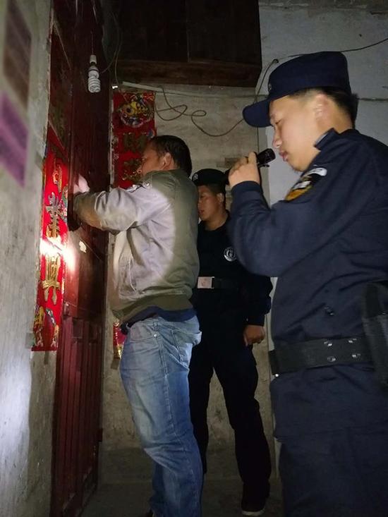 重庆粗心妈妈误将幼女锁家中 