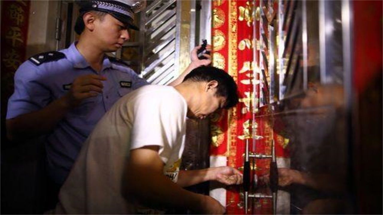 重庆请开锁师傅开了锁后，师傅